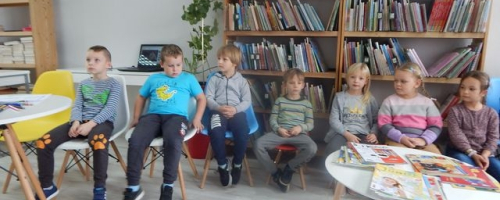 Dzieci z wizytą w bibliotece w Płośnicy